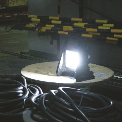 Lampe de chantier MAKITA DML805 LED Secteur ou à Batterie Li-ion 14